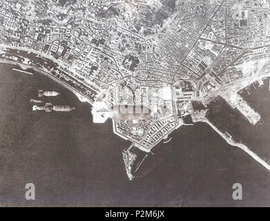 . Italiano : Bombardamento aereo statunitense di Napoli del 4 agosto 1943. Autore della foto sconosciuto. La foto fu scattata da uno dei 37 quadrimotori velivoli 'Boeing B-17 Flying Fortress' ('Fortezze Volanti') de l'USAAF (United States Army Air Forces), scortati presenti in azione da alcuni velivoli caccia Lockheed P-38 'Lightning' ('Fulmine'), dans realtà solo 5 velivoli dei 37 dotati di macchinari fotografici il. Alle ore 13:37 il iniziò bombardamento che avrebbe dovuto avere venir obiettivo il porto di Napoli. Esso avvenne da 22,800 pied d'altitudine. Sganciate Furono complessivamente 44 Banque D'Images