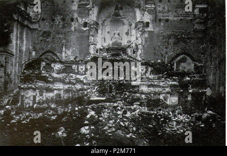 . Napoli, Chiesa di Santa Chiara - Altare barocco (dopo il bombardamento del 1943). Autore della foto sconosciuto. après 1943. Inconnu 60 Napoli, Chiesa di Santa Chiara, altare (1943) Banque D'Images