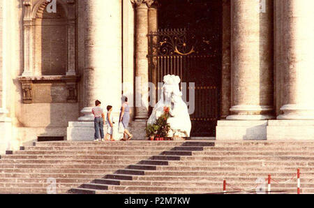 . Italiano : Napoli - Basilica dell'Incoronata Madre del Buon Consiglio. Un crollata statua Madonna di seguito del terremoto del 23 ottobre 1980 della facciata dalla sommità. Autore della foto sconosciuto. Entre 1981 et 1983. Inconnu 61 Napoli, Madre del Buon Consiglio (terremoto 1980) (2) Banque D'Images