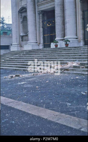 . Italiano : Napoli - Basilica dell'Incoronata Madre del Buon Consiglio. Luogo dell'impatto della statua della Madonna, dalla caduta sommità della facciata del terremoto del seguito un 23 novembre 1980. Autore della foto sconosciuto. Novembre 1980. Inconnu 61 Napoli, Madre del Buon Consiglio (terremoto 1980) (3) Banque D'Images