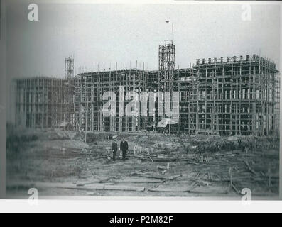 . Italiano : Napoli - Ospedale Cardarelli : Edificio centrale in costruzione. Autore della foto sconosciuto. La costruzione dell'edificio centrale iniziò terminò nel 1927 e nel 1934 ; tra il 1939 e il 1940 completati furono i Padiglioni ; la struttura fu messa en fonction nel 1942. Entre 1927 et 1934. Inconnu 61 Napoli, Ospedale Cardarelli in costruzione Banque D'Images