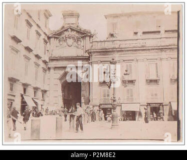 . Italiano : Napoli, Port'Alba à Piazza Dante. Autore sconosciuto. début de la 20e siècle. Inconnu 62 Napoli, Piazza Dante e Port'Alba Banque D'Images