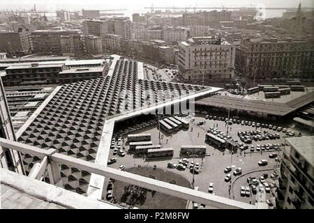 . Italiano : Naples, Piazza Garibaldi di estremità vista dal grattacielo della nuova Stazione Centrale. Autore sconosciuto. Des années 1970. Inconnu 62 Naples, Piazza Garibaldi dal grattacielo della Stazione 1 Banque D'Images