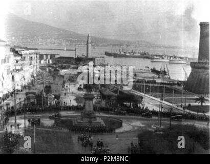 . Italiano : Naples, Piazza Municipio. Il databile Foto fra 1897 (erezione del monumento a Vittorio Emanuele) ed il 1932 (abbattimento del Faro chiamato Lanterna Del Molo). Autore della foto sconosciuto. Entre 1897 et 1932. Inconnu 62 Napoli, Piazza Municipio 24 Banque D'Images