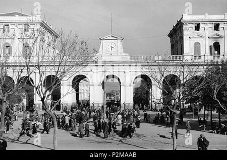 . Italiano : Napoli - Stazione Centrale, facciata principale. La foto si può un datare dopo il 1939 quando, par-di guerra, fu tolto il tetto à lame triangulaire ferro e vetro. Autore della foto sconosciuto. Des années 1940 aux années 1950. Inconnu 63 Napoli, Stazione Centrale 7 Banque D'Images