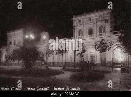 . Italiano : 'Napoli di Notte - Place Garibaldi - Stazione ferroviaria". Cartolina. Autore sconosciuto. Années 1950. Inconnu 63 Napoli, Stazione Centrale di Notte Banque D'Images