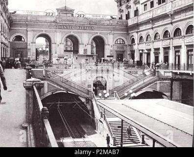 . Italiano : Napoli, Stazione Centrale. Interno del Vecchio edificio : tr nota la fermata di Piazza Garibaldi sottoposta realizzata nel 1925 (e), la copertura dans ferro e vetro mancante en quanto, verso il rimossa 1939-1940 par l'economia di guerra. après 1939. Inconnu 63 Napoli, Gare Garibaldi 1 Banque D'Images