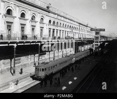 . Italiano : Napoli, Stazione Centrale, con la fermata di Napoli Piazza Garibaldi sottoposta. Un databile Foto dopo il 1939-1940 quando fu rimossa la copertura dans ferro e vetro per l'economia di guerra. après 1939-1940. Inconnu 63 Napoli, Gare Garibaldi 2 Banque D'Images