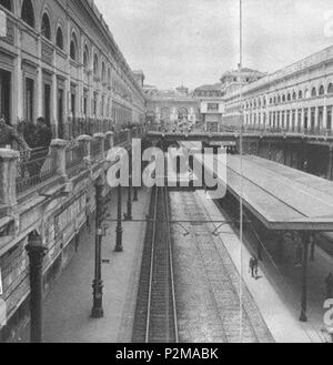 . Italiano : Napoli, Stazione Centrale, con la fermata di Napoli Piazza Garibaldi sottoposta. Un databile Foto dopo il 1939-1940 quando fu rimossa la copertura dans ferro e vetro per l'economia di guerra. après 1939-1940. Inconnu 63 Napoli, Gare Garibaldi 3 Banque D'Images