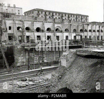 . Italiano : Napoli, abbattimento della vecchia Stazione Centrale : scorcio della Stazione Metropolitana di Piazza Garibaldi Hôtel altezza (terminus). Autore sconosciuto. 1960. Inconnu 63 Napoli, Gare Garibaldi, l'abbattimento Banque D'Images