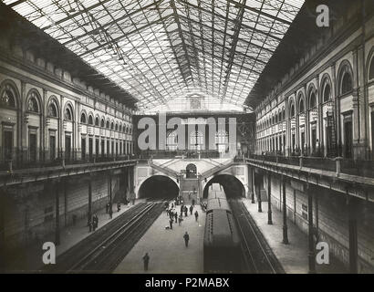 . Italiano : Napoli, Gare Centrale : interno con fermata della metropolitana Piazza Garibaldi. Autore sconosciuto. Foto databile prima del 1939-40 quando fu rimossa la copertura dans ferro e vetro per l'economia di guerra. Entre 1925 et 1940. Inconnu 63 Napoli, Gare Garibaldi 9 Banque D'Images