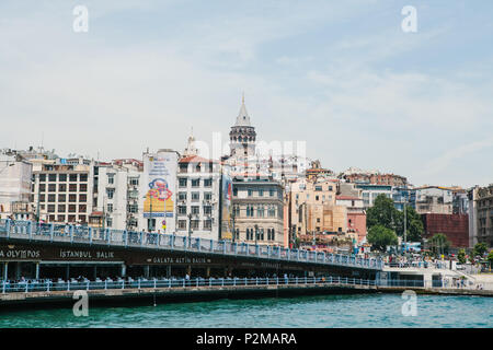 Istanbul, 17 juin 2017 : une vue magnifique sur le pont de Galata et la Tour de Galata et autre architecture de la ville. Banque D'Images