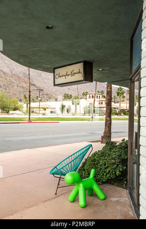 L'intérieur et l'extérieur à Christopher Kennedy Store à Palm Springs, Californie Banque D'Images