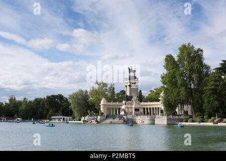 Madrid, Espagne : chaloupes dans Estanque del Retiro au Monument à Alfonso XII du parc del Buen Retiro. Banque D'Images
