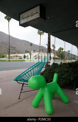 L'intérieur et l'extérieur à Christopher Kennedy Store à Palm Springs, Californie Banque D'Images