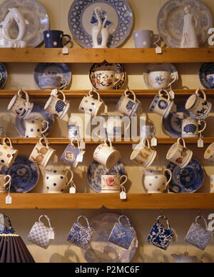 Close-up de collection de la Chine et blanc +bleu tasses poterie sur étagères en bois Banque D'Images