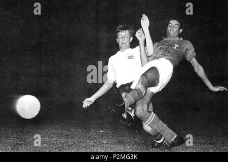 . L'Italie Sandro Salvadore aborde le Brit Bobby Brown au cours de l'Italie - France 2-2 au tournoi olympique de football à Rome, 1960 . 29 août 1960. Inconnu 41 ITA - FRA 1960 Jeux olympiques de football Banque D'Images