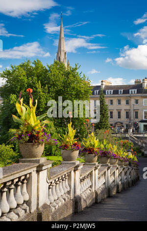 Balustrade balustrade menant à Parade Gardens et baignoire avec St John the Evangelist au-delà, Bath, Angleterre Banque D'Images