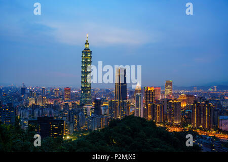 Vue aérienne du paysage de nuit de Taipei 101 et Xinyi District à Taipei, Taïwan Banque D'Images