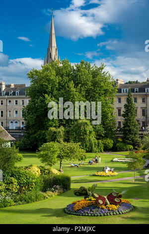 La parade Gardens et baignoire avec tour de St John the Evangelist au-delà, baignoire, Somerset, Angleterre Banque D'Images