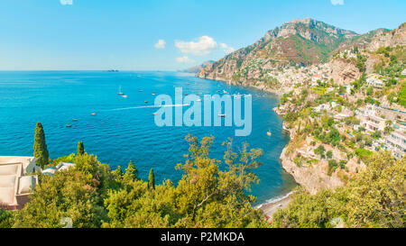 Vue panoramique de la petite plage isolée et ville côtière avec des maisons sur la mer du côté de la montagne et entouré d'arbres aux beaux jours de l'été, Positano, Amalfi Banque D'Images