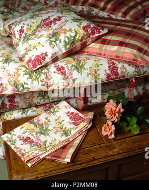 Close-up of floral et sur coussins plaid patchwork floral Banque D'Images