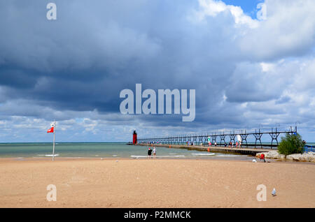 SOUTH Haven, MI / USA - 12 août 2017 : Les Visiteurs regarder les nuages orageux dans un quartier tranquille de la plage de South Haven sur le lac Michigan, avec le phare dans le ba Banque D'Images