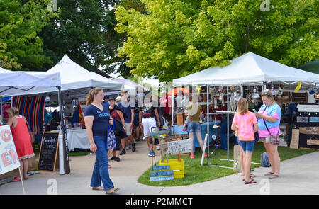 SOUTH Haven, MI / USA - 12 août 2017 : Les visiteurs se promener dans les stands à l'échelle nationale Festival du bleuet au centre-ville de South Haven. Banque D'Images