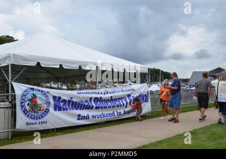 SOUTH Haven, MI / USA - 12 août 2017 : Les visiteurs se promener passé un Festival du bleuet National signe au havre du sud de la rivière. Banque D'Images