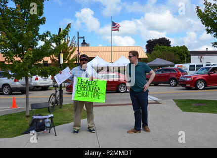 SOUTH Haven, MI / USA - 12 août 2017 : Un activiste encourage les visiteurs à l'échelle nationale Festival du bleuet au centre-ville de South Haven à signer une pétition Banque D'Images