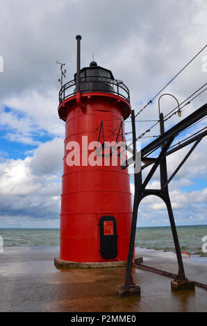 SOUTH Haven, MI / USA - 12 août 2017 : Le phare de South Haven à South Haven Beach sur le lac Michigan, présentée ici, a été construit en 1903. Banque D'Images