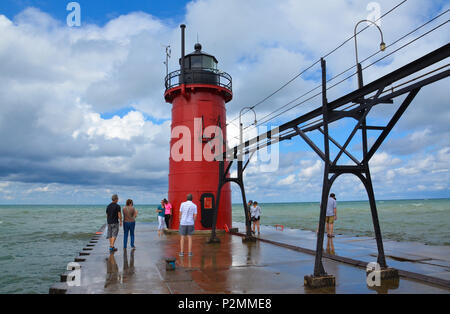 SOUTH Haven, MI / USA - 12 août 2017 : Les visiteurs admirer le phare de South Haven, à South Haven Beach sur le lac Michigan. Banque D'Images