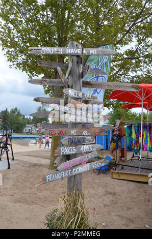 SOUTH Haven, MI / USA - 12 août 2017 : MIlepost signe à South Haven Beach sur le lac Michigan, oriente les visiteurs. Banque D'Images