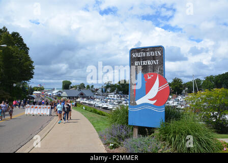 SOUTH Haven, MI / USA - 12 août 2017 : les visiteurs à pied le centre-ville de South Haven Beach sur le lac Michigan. Banque D'Images