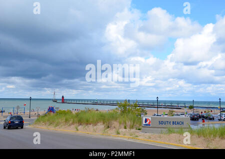 SOUTH Haven, MI / USA - 12 août 2017 : Les visiteurs arrivent à South Haven Beach sur le lac Michigan, avec le phare en arrière-plan. Banque D'Images