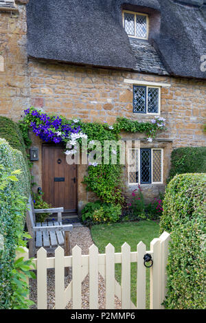 Cottage au toit de chaume dans Great Tew, les Cotswolds, Oxfordshire, Angleterre Banque D'Images