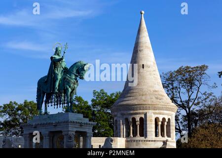 Budapest, Hongrie, zone classée au Patrimoine Mondial, Buda, Varnegyed, quartier du château, le Bastion des pêcheurs néo-roman (Halászbástya), construit à la fin du xixe siècle, statue équestre de saint Étienne, roi de Hongrie Banque D'Images
