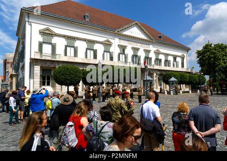 Budapest, Hongrie, zone classée au Patrimoine Mondial, Buda, Varnegyed, quartier du château, Sándor Palace, résidence officielle du Président de la République de Hongrie, concert de la garde militaire Banque D'Images