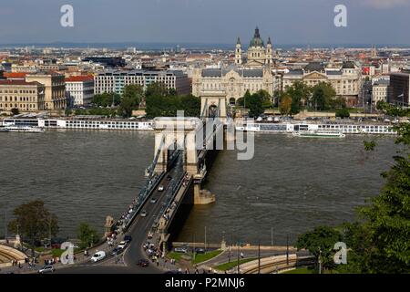 Budapest, Hongrie, zone classée au Patrimoine Mondial, Buda, Varnegyed, le Danube et le Pont des chaînes Széchenyi Lánchid) (vu du quartier du Château Banque D'Images