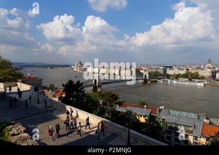 Budapest, Hongrie, zone classée au Patrimoine Mondial, Buda, Varnegyed, le Danube et le Pont des chaînes Széchenyi Lánchid) (vu du quartier du Château Banque D'Images