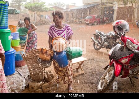 Togo, Lomé, Assilassime ONG appuyées par Entrepreneurs du Monde, douche dans le district d'Agoe Banque D'Images