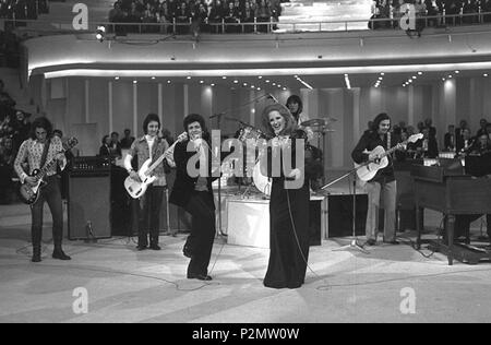 . Les chanteurs italiens Lucio Battisti (1943-98) et Mina (1940-) sur scène lors de l'émission de télévision RAI Teatro 10 dans lequel ils se produisent ensemble. C'était la dernière performance de Lucio Battisti sur la télévision italienne. 23 avril 1972. Inconnu 74 RAI Teatro 10 Lucio Battisti Mina 1972 Banque D'Images