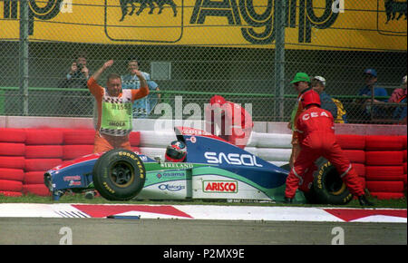 . Italiano : accident di Rubens Barrichello s'durnte la prima giornata di prouver del Gran Premio di San Marino 1994 Imola un . 29 avril 1994. Inconnu 78 Rubens Barrichello (GP Saint-Marin 1994) - 04 Banque D'Images