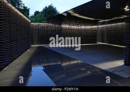 La serpentine Pavilion conçu par Frida Escobedo Banque D'Images