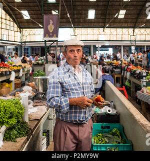 Portugal, région Centre, Nazaré, Portrait de commerçant au marché intérieur Banque D'Images