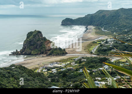 Vue aérienne de la ville sur la mer par jour nuageux, Piha beach, New Zealand Banque D'Images