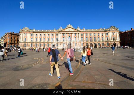 France, Haute Garonne, Toulouse, place du Capitole, hôtel de ville et Croix Occitane Banque D'Images