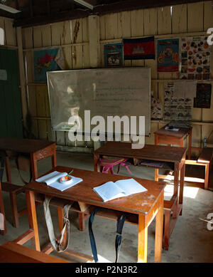 Une école rurale à classe rame à Sihanouk province. Bureaux en bois, montrant un tableau blanc, les livres d'exercice, le drapeau cambodgien et affiches de murs. Banque D'Images