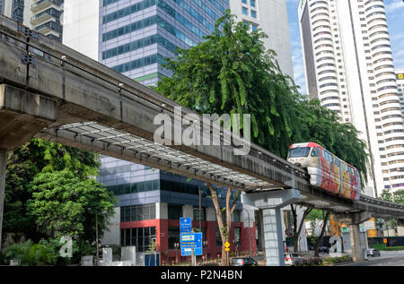 Un monorail automobile passe au-dessus d'une route principale dans le centre de Kuala Lumpur, Malaisie Banque D'Images