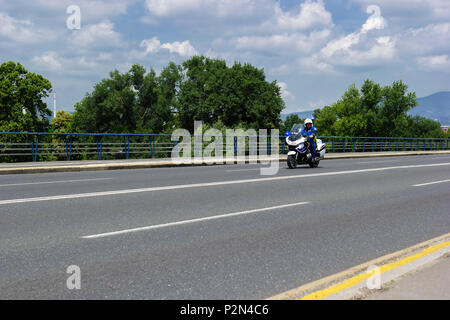 ZAGREB, CROATIE, 06/07/2018 : la police croate, moto et les voitures qui circulent sur la route Banque D'Images